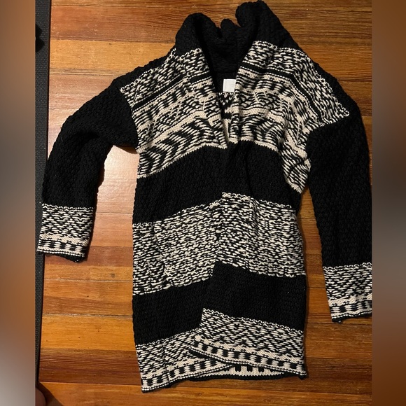 A black and white cardigan. Thick enough to keep warm but not to make sweat - Picture 1 of 1